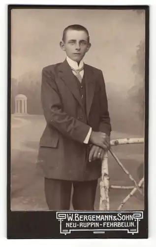 Fotografie W. Bergemann & Sohn, Neu-Ruppin & Fehrbellin, Portrait halbwüchsiger Knabe in Anzug