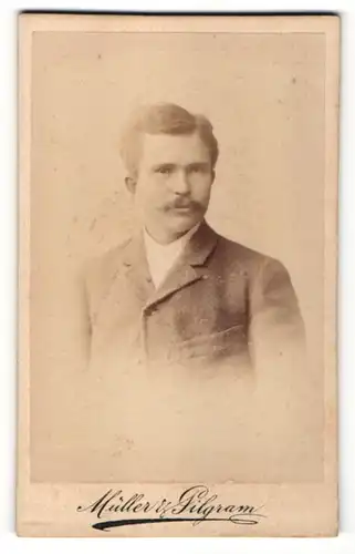 Fotografie Müller & Pilgram, Magdeburg, Portrait junger Mann in Anzug