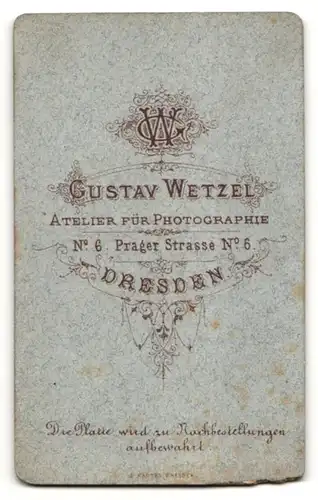 Fotografie Gustav Wetzel, Dresden, Portrait junger Mann in Mantel