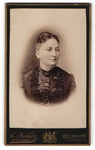 Fotografie C. Kohler, Heilbronn, Portrait Frau mit zusammengebundenem Haar