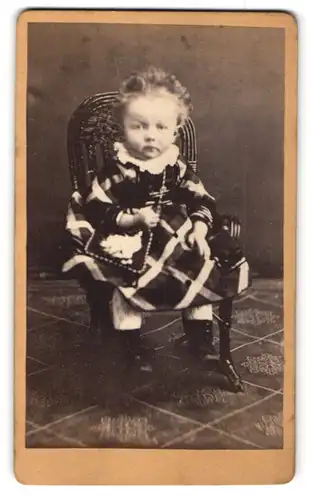 Fotografie unbekannter Fotograf und Ort, Portrait Kleinkind in zeitgenöss. Kleidung
