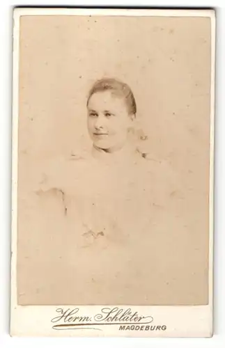 Fotografie Herm. Schlüter, Magdeburg, Portrait Frau mit zusammengebundenem Haar