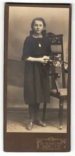 Fotografie C. Regler, Berlin-N, Portrait Mädchen in festlicher Kleidung