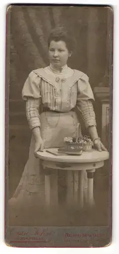 Fotografie E. John, Neuhaldensleben, Portrait junge Frau in zeitgenöss. Kleidung