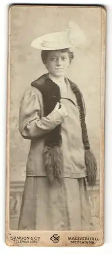 Fotografie Samson & Co., Magdeburg, Portrait Dame in Winterkleidung mit Hut