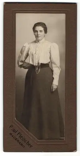 Fotografie Paul Fleischer, Backnang, Portrait Frau in zeitgenöss. Kleidung