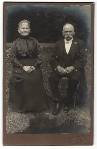 Fotografie C. Schröder, Dahme, Portrait greises Paar in festlicher Kleidung