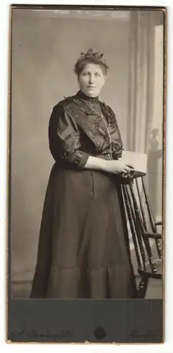 Fotografie A. Jandorf & Co., Berlin, Portrait Frau in zeitgenöss. Garderobe