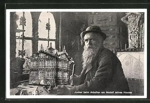 AK Junker beim Arbeiten am Modell seines Hauses