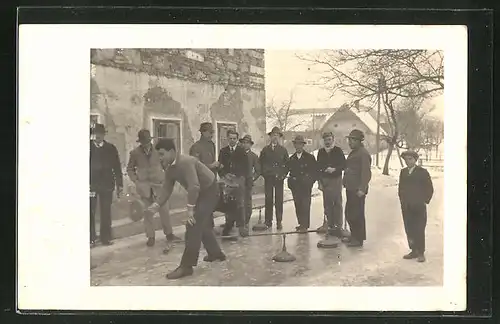 Foto-AK Männer vergnügen sich beim Curling