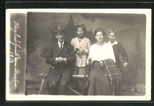 Foto-AK Familie im Wald, Studiokulisse