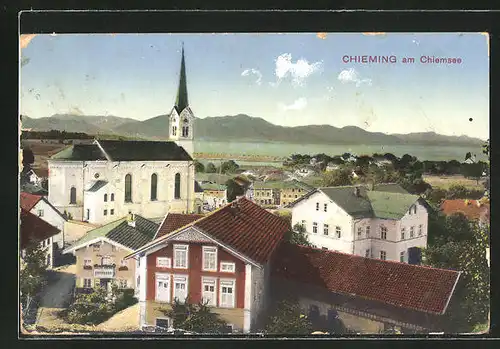 AK Chieming a. Chiemsee, Ortspartie mit Kirche und Blick auf den See