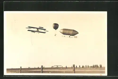 AK Luftschiff Zeppelin, Ballon & Flugzeug über einem Flugfeld