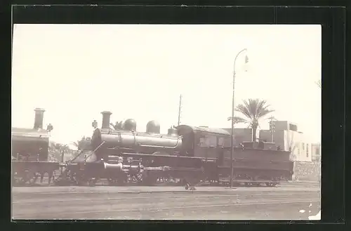 AK Englische Eisenbahn-Lokomotive an einem Bahnhof