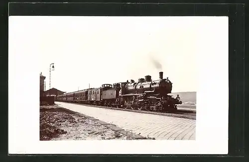 AK Englische Eisenbahn hält an einem Bahnhof