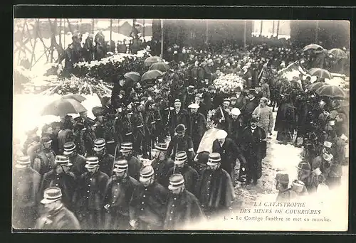 AK Courrieres, Grubenunglück, Le Cortege funebre de met en marche