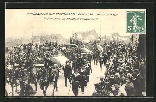 AK Funerailles des Victimes du "Plouviose" du 26 Mai 1910, La foule salutant les depouilles de l'enseigne Engel, U-Boot