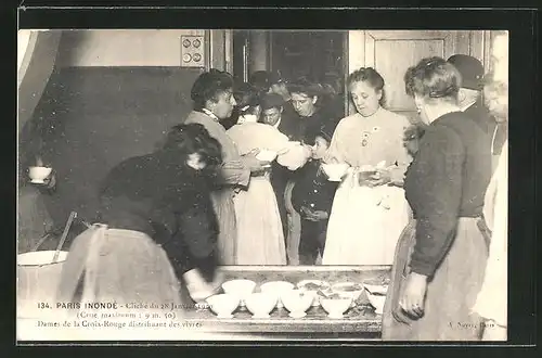 AK Paris, Inondé, Cliché du 28 Janvier 1910, Dames de la Croix-Rouge distribuant des vivres, Hochwasser