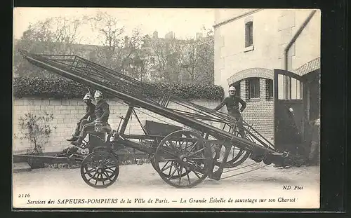 AK Paris, Feuerwehrleute mit einer ausziehbaren Leiter