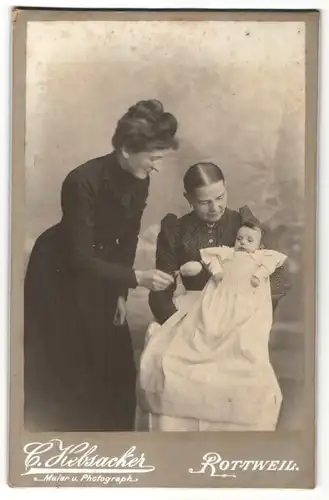 Fotografie C. Hebsacker, Rottweil, Portrait Säugling mit Mutter und Grossmutter