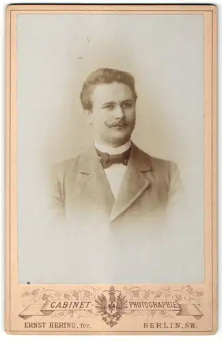 Fotografie Ernst Hering, Berlin-SW, Portrait eleganter junger Herr mit zeitgenöss. Frisur