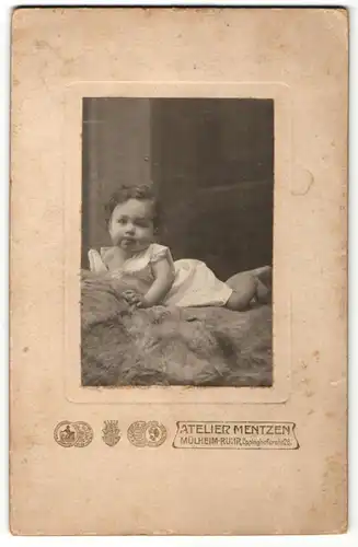 Fotografie Atelier Mentzen, Mülheim-Ruhr, Portrait Kleinkind in Leibchen