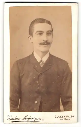 Fotografie Gustav Meyer jun., Luckenwalde, Portrait junger Herr mit Oberlippenbart