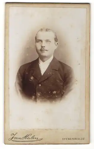 Fotografie J. von Halen, Luckenwalde, Portrait junger Mann in Anzug