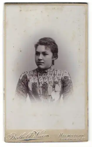 Fotografie Berthold Wurm, Helmstedt, Portrait Fräulein mit zusammengebundenem Haar