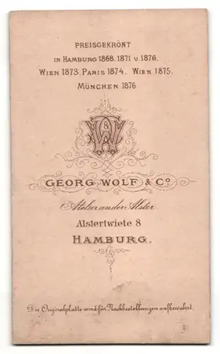 Fotografie Georg Wolf & Co., Hamburg, Portrait Bub mit zeitgenöss. Frisur