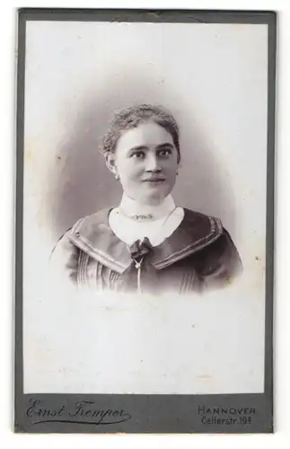 Fotografie Ernst Tremper, Hannover, Portrait Fräulein mit zusammengebundenem Haar