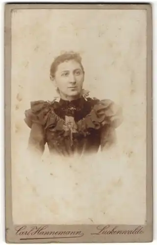 Fotografie Carl Hannemann, Luckenwalde, Portrait junge Frau mit zusammengebundenem Haar
