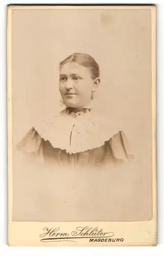 Fotografie Herm Schlüter, Magdeburg, Portrait Mädchen mit zusammengebundenem Haar