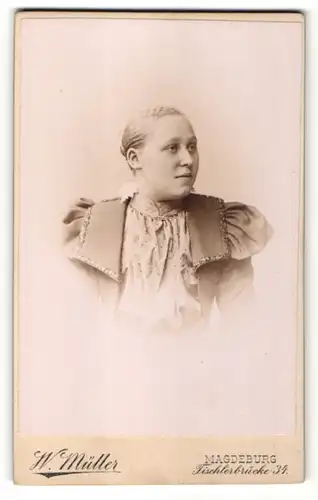 Fotografie W. Müller, Magdeburg, Portrait junge Frau mit zusammengebundenem Haar