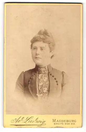 Fotografie Ad. Ludwig, Magdeburg, Portrait junge Frau mit zusammengebundenem Haar