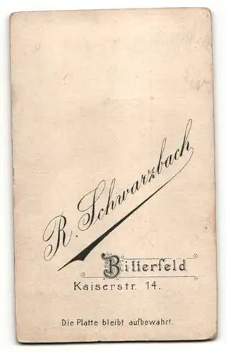 Fotografie R. Schwarzbach, Bitterfeld, Portrait junger Herr in Anzug