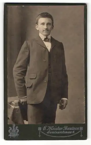 Fotografie O. Meister, Bautzen, Portrait junger Herr in Anzug