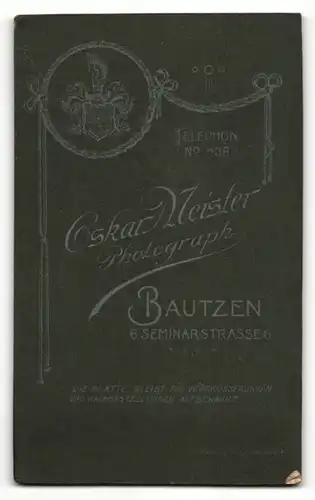 Fotografie O. Meister, Bautzen, Portrait junger Herr in Anzug