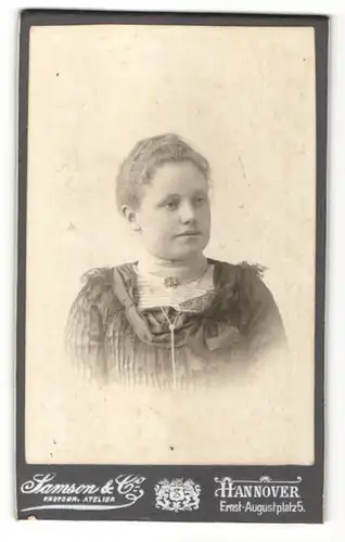 Fotografie Samson & Co., Hannover, Portrait Mädchen mit zusammengebundenem Haar