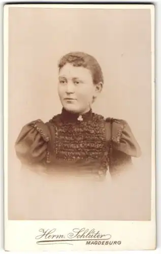 Fotografie Herm. Schlüter, Magdeburg, Portrait junge Frau mit zusammengebundenem Haar