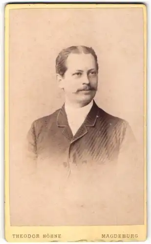 Fotografie Theodor Höhne, Magdeburg, Portrait Herr mit Mittelscheitel