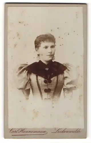 Fotografie Carl Hannemann, Luckenwalde, Portrait junge Frau mit zusammengebundenem Haar