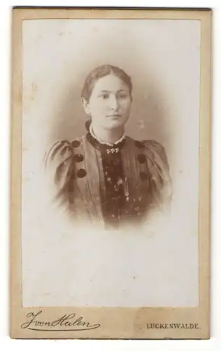 Fotografie J. von Halen, Luckenwalde, Portrait junge Frau mit zusammengebundenem Haar