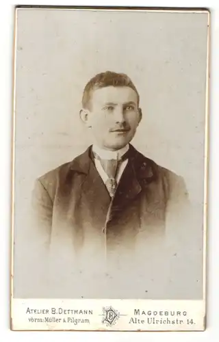 Fotografie B. Dettmann, Magdeburg, Portrait junger Mann in Anzug