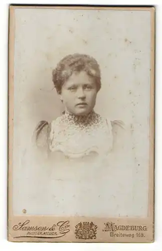 Fotografie Samson & Co., Magdeburg, Portrait junge Frau mit zusammengebundenem Haar