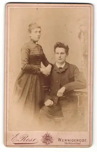 Fotografie E. Rose, Wernigerode, Portrait junges bürgerliches Paar