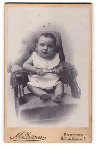 Fotografie M. Grüner, Bautzen, Portrait Säugling auf Sitzmöbel