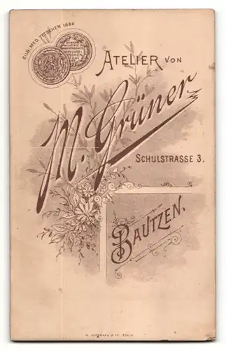 Fotografie M. Grüner, Bautzen, Portrait Säugling auf Sitzmöbel