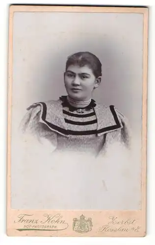 Fotografie Franz Kohn, Zerbst & Rosslau a/E, Portrait junge Frau mit zusammengebundenem Haar