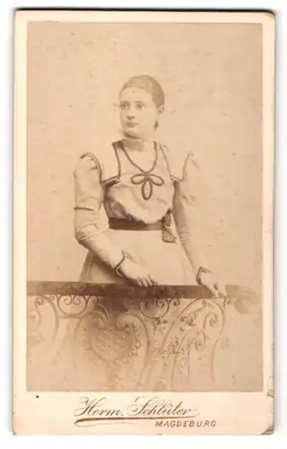 Fotografie Herm. Schlüter, Magdeburg, Portrait junge Frau in festlicher Garderobe